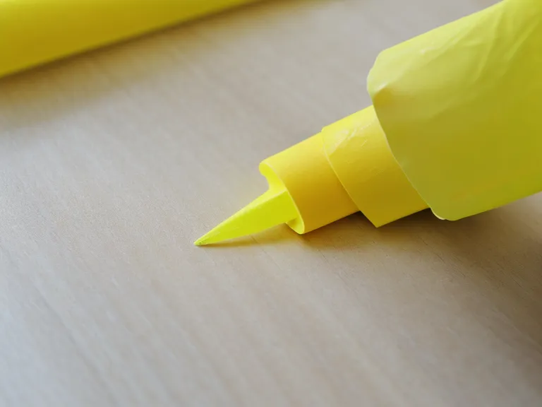 Nahaufnahme einer Hand, die wichtige Stellen im Text der KI-Verordnung mit einem Textmarker markiert.